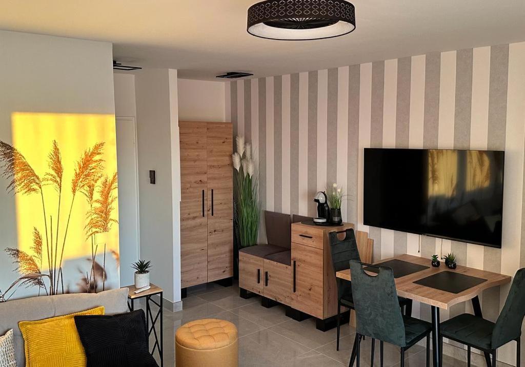Fewo Sky21 * Langen Exklusives Appartment Vollausstattung / Zentrale Lage *Neu* Bagian luar foto